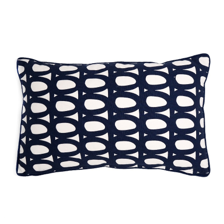 Чехол для подушки с принтом twirl темно-синего цвета и декоративной окантовкой cuts&pieces, 30х50 см